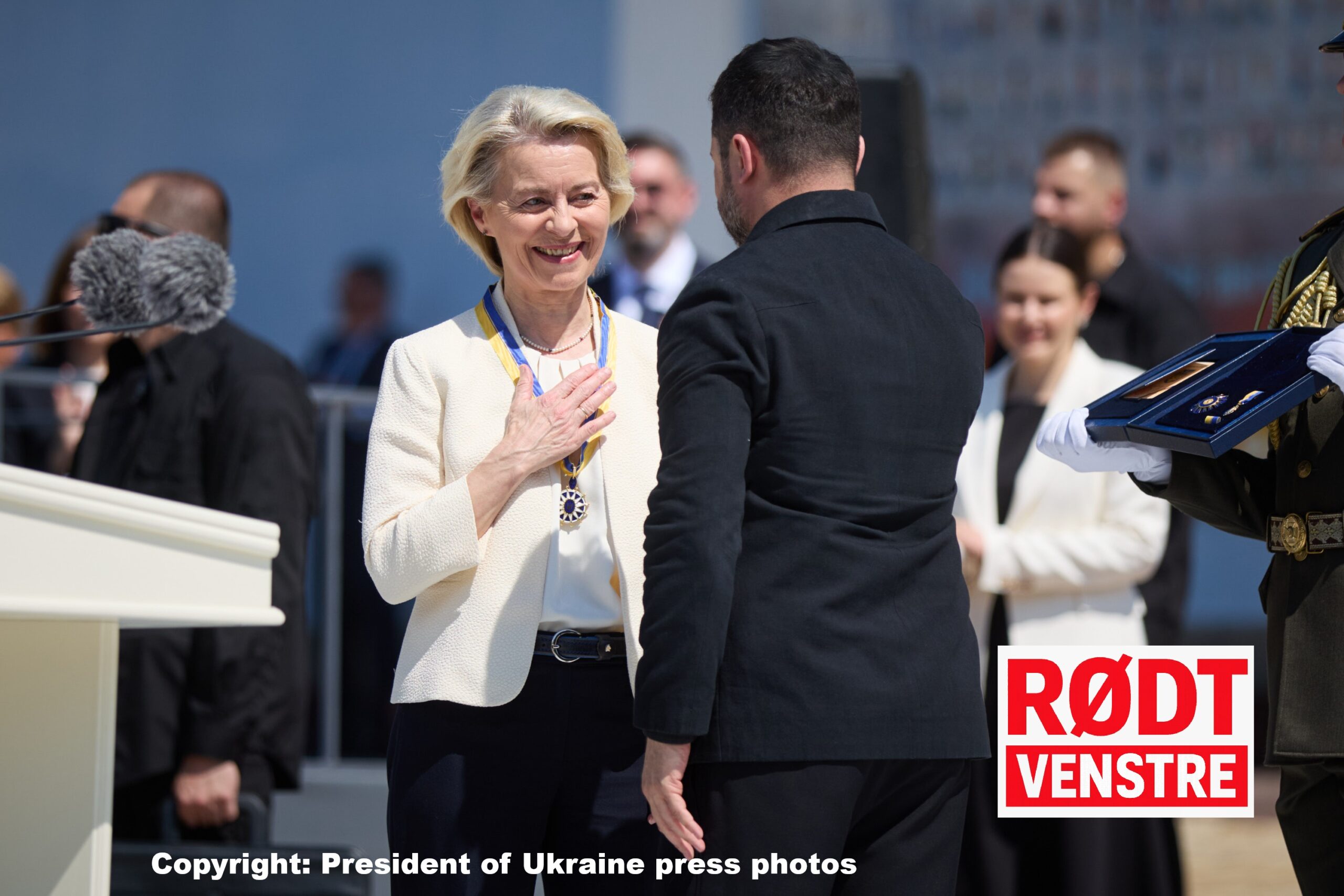 Præsident Zelenskyj giver Ursula Von Der Leyen Europamedaljen